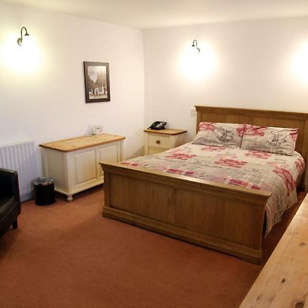 The White Hart Hotel Sherington ภายนอก รูปภาพ