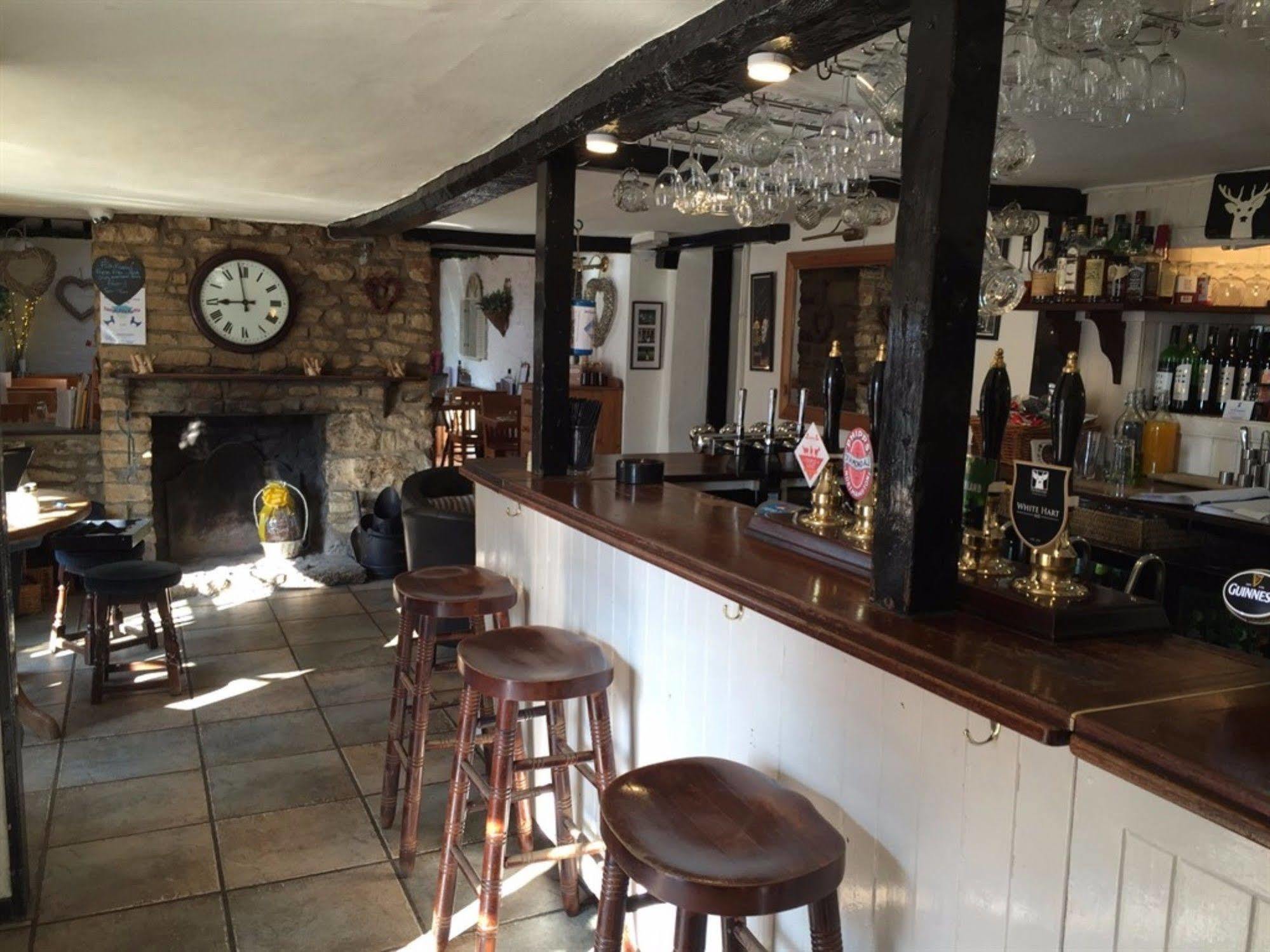 The White Hart Hotel Sherington ภายนอก รูปภาพ