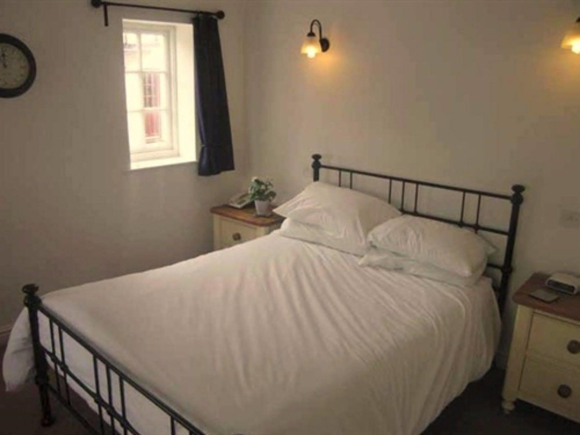 The White Hart Hotel Sherington ภายนอก รูปภาพ