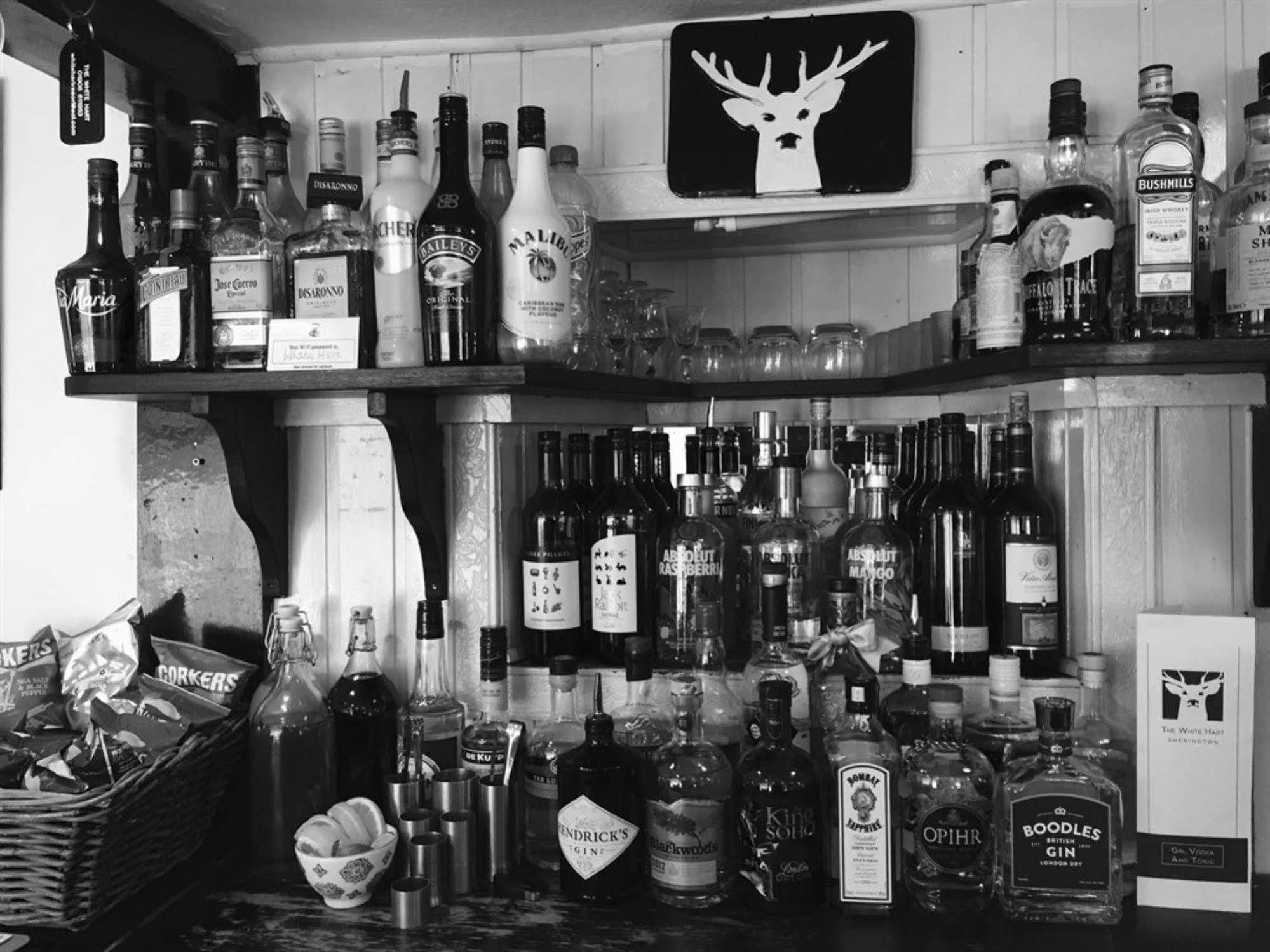 The White Hart Hotel Sherington ภายนอก รูปภาพ