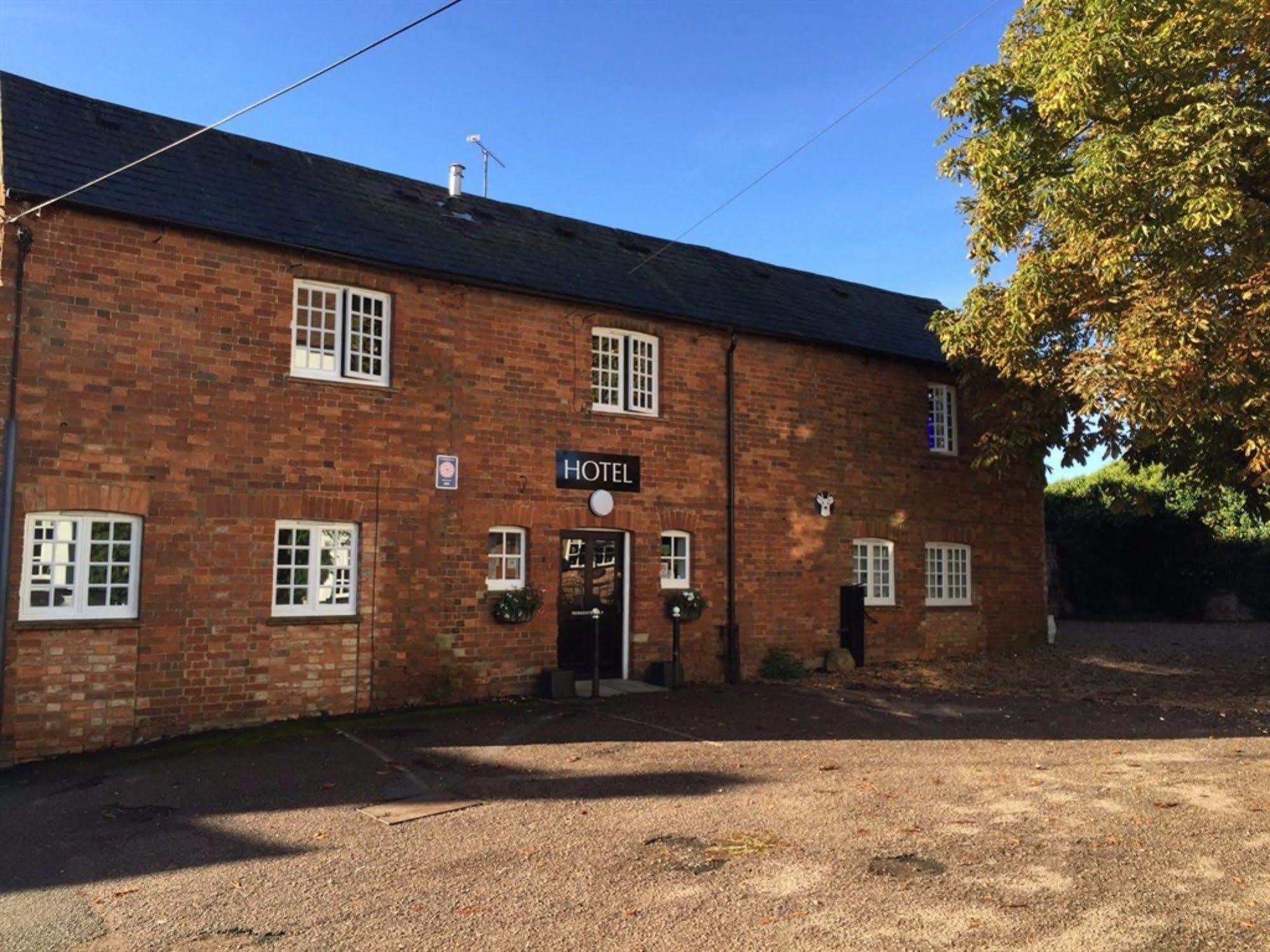 The White Hart Hotel Sherington ภายนอก รูปภาพ