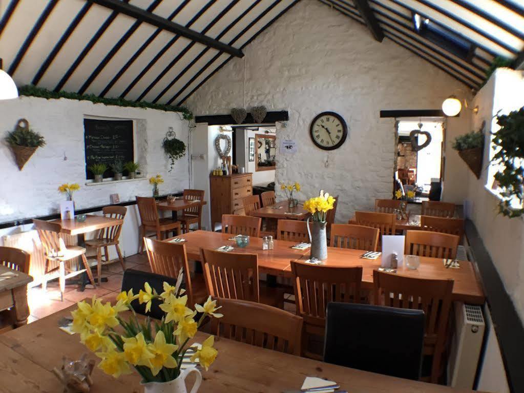 The White Hart Hotel Sherington ภายนอก รูปภาพ