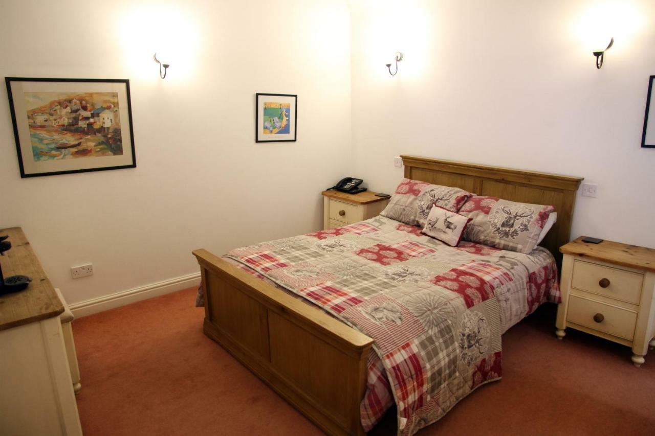 The White Hart Hotel Sherington ภายนอก รูปภาพ