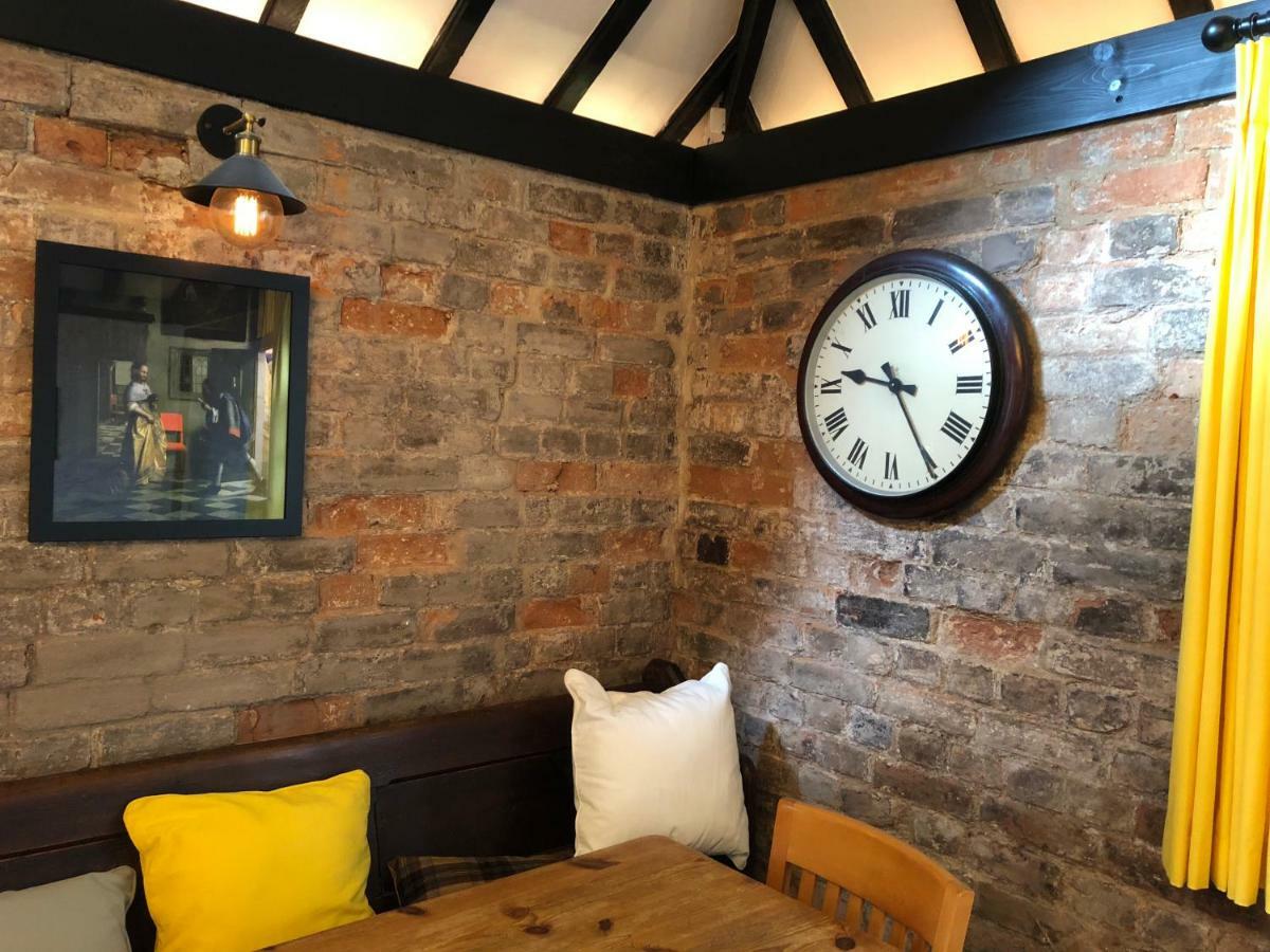 The White Hart Hotel Sherington ภายนอก รูปภาพ