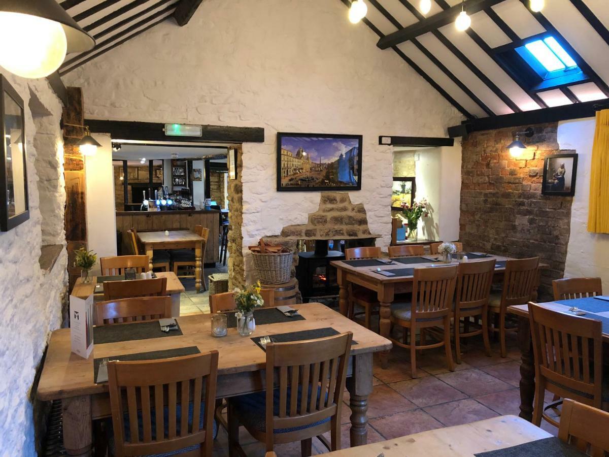 The White Hart Hotel Sherington ภายนอก รูปภาพ