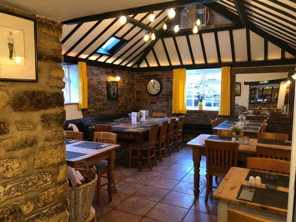 The White Hart Hotel Sherington ภายนอก รูปภาพ