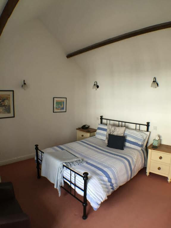 The White Hart Hotel Sherington ภายนอก รูปภาพ
